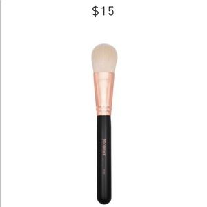 Morphe R10 tapered powder brush
